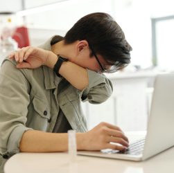 pourquoi on éternue