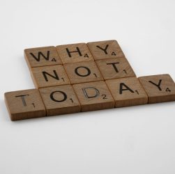 Je ne peux pas voir les images, mais voici une suggestion d'alt basé sur ce que tu as décrit : "Scrabble symbolisant pourquoi on bâille"