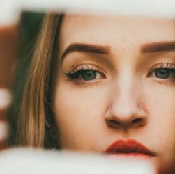 pourquoi on transpire du visage